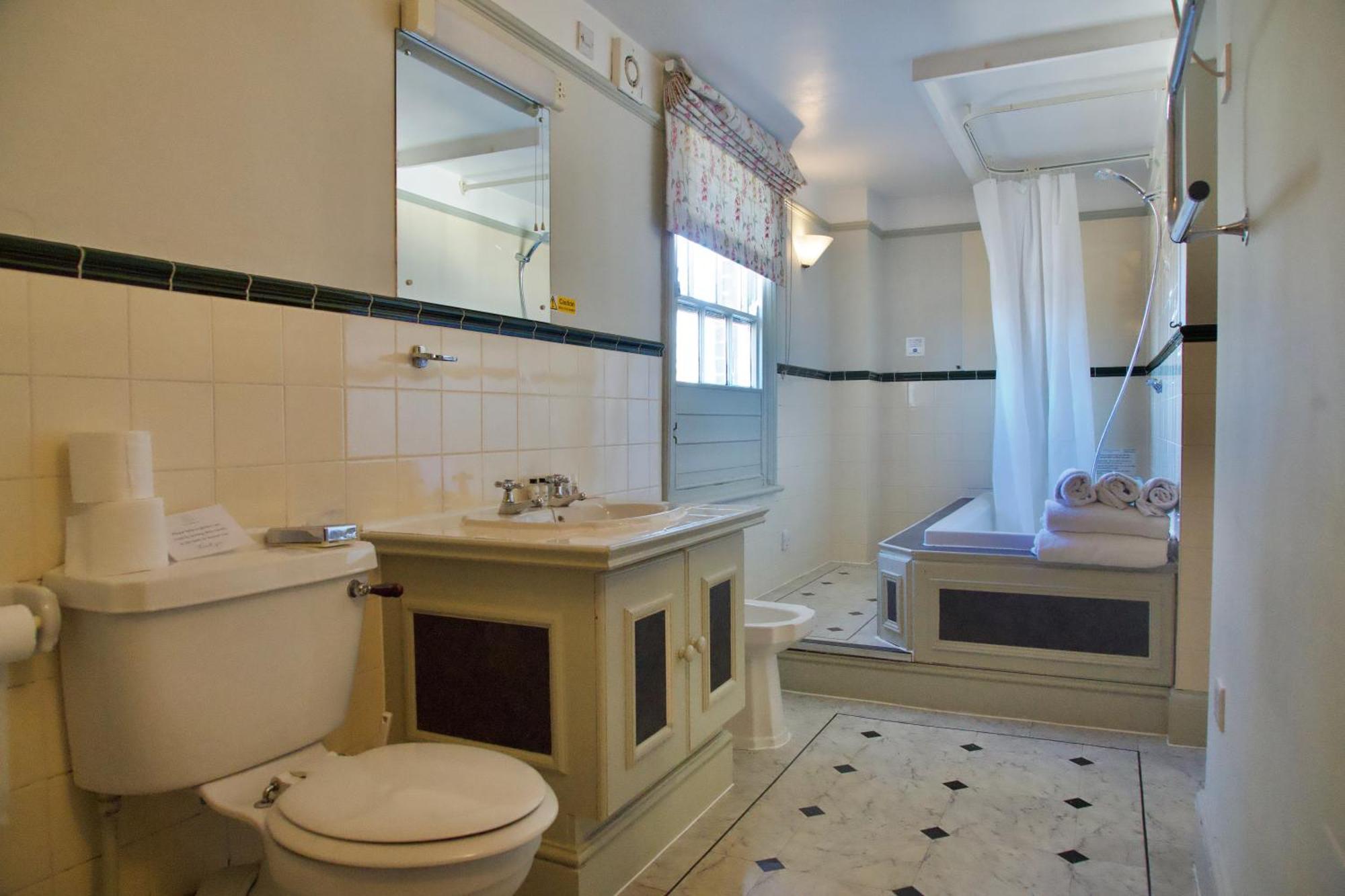 Four Poster Room,1765156677:JPEG